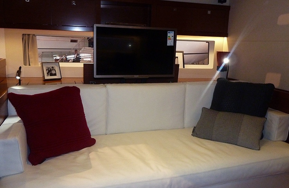 oceanis 55 divano TV